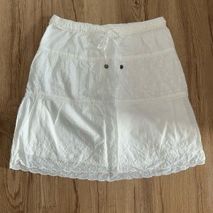 Small Maurice’s white skirt